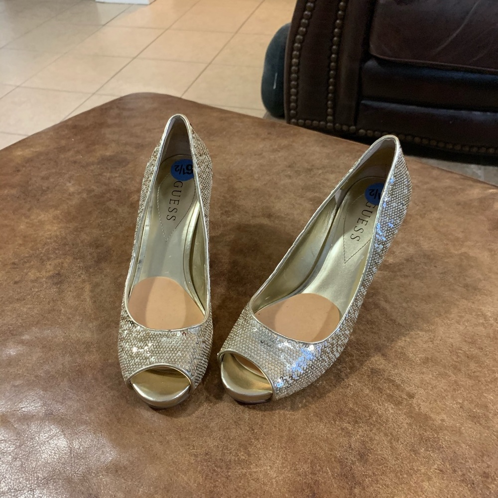 Guess Ladies Gold Sequin Sz 6.5 open toe heels. B3